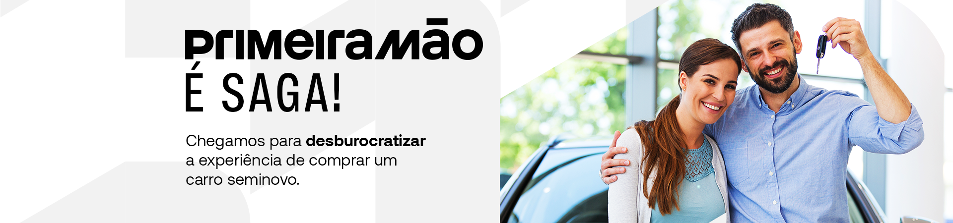 Homem e mulher felizes segurando a chave do primeiro carro